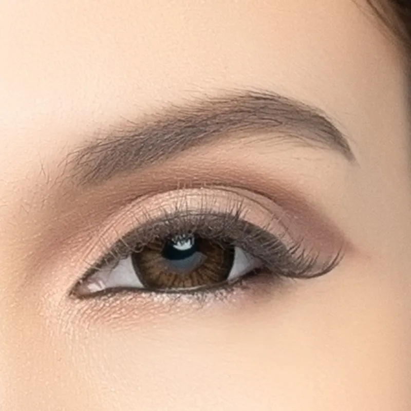a model wearing adore contact lens