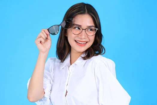 The model is wearing the EO eyewear clip-on. This eyewear is perfect for your office attire or outdoor shopping OOTD.